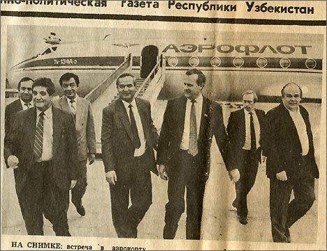 Historická fotografie (1991): zcela uprostřed čerstvě zvolený prezident Uzbekistánu Islom Karimov, vedle něj zprava - petrohradský starosta Anatolij Sobčak a poněkud vzadu - jeho někdejší student, tehdy pracovník petrohradské radnice Vladimír Putin
